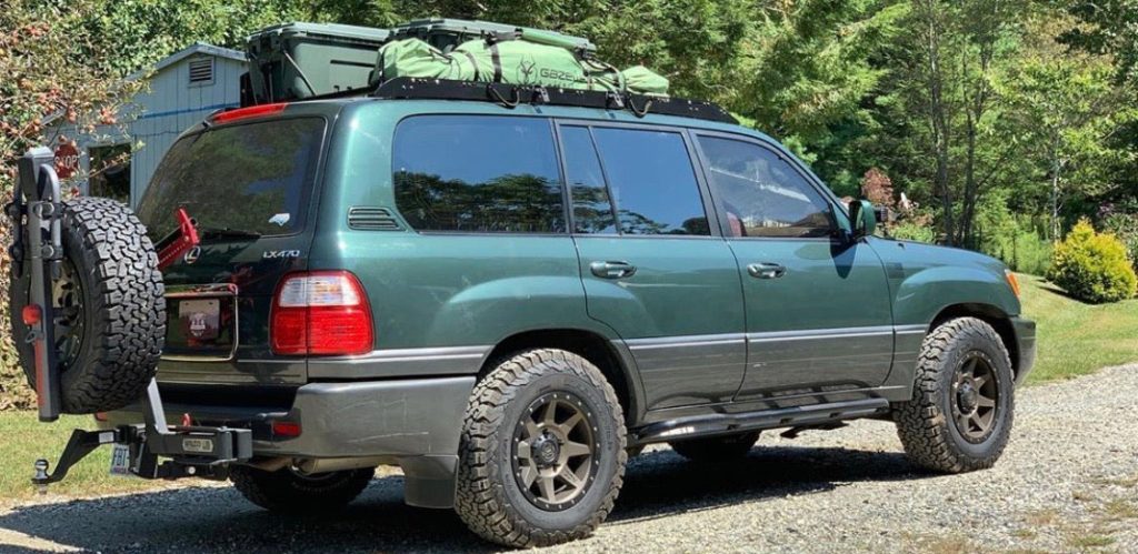 Explore Uganda on your terms with a reliable 4x4 self drive car. Cross-border rentals, rooftop tents & flexible pickup/drop-off with Car Rentals Rwanda.