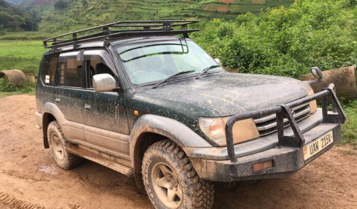 Find the best time to visit Rwanda for road trips. Compare dry vs rainy seasons, road conditions, what to pack, and the best car choice with Car Rentals Rwanda.