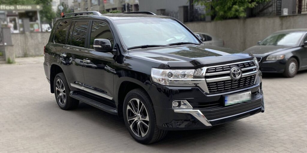 Book Land Cruiser rental Rwanda with Car Rentals Rwanda. Prado & V8 4x4 options, self-drive or driver-guide, Kigali pickup, safari-ready comfort and power.